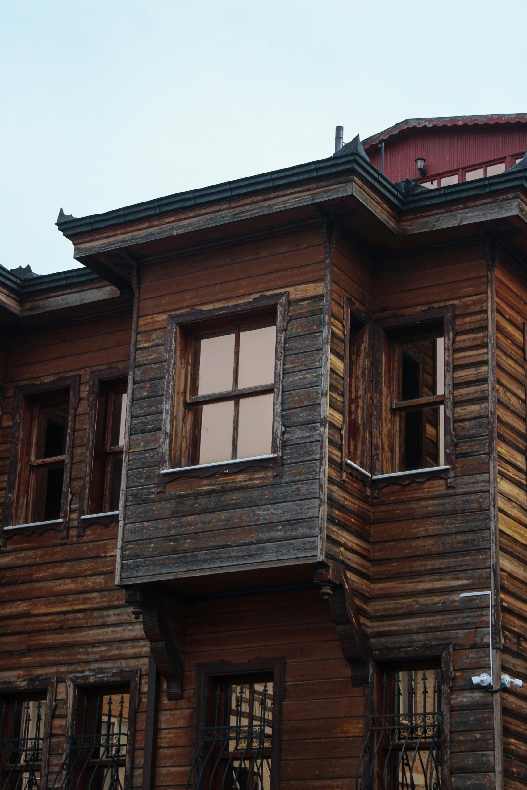 Comparaison performance énergétique maison traditionnelle ossature bois