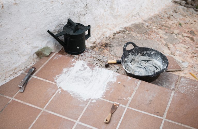 Quelle peinture choisir pour tuiles ciment durables ?