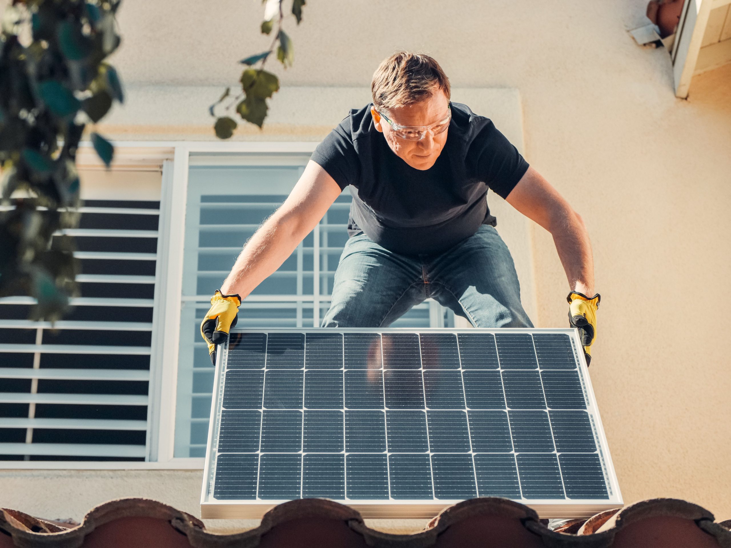 Comment bien fixer panneaux solaires sur tuiles