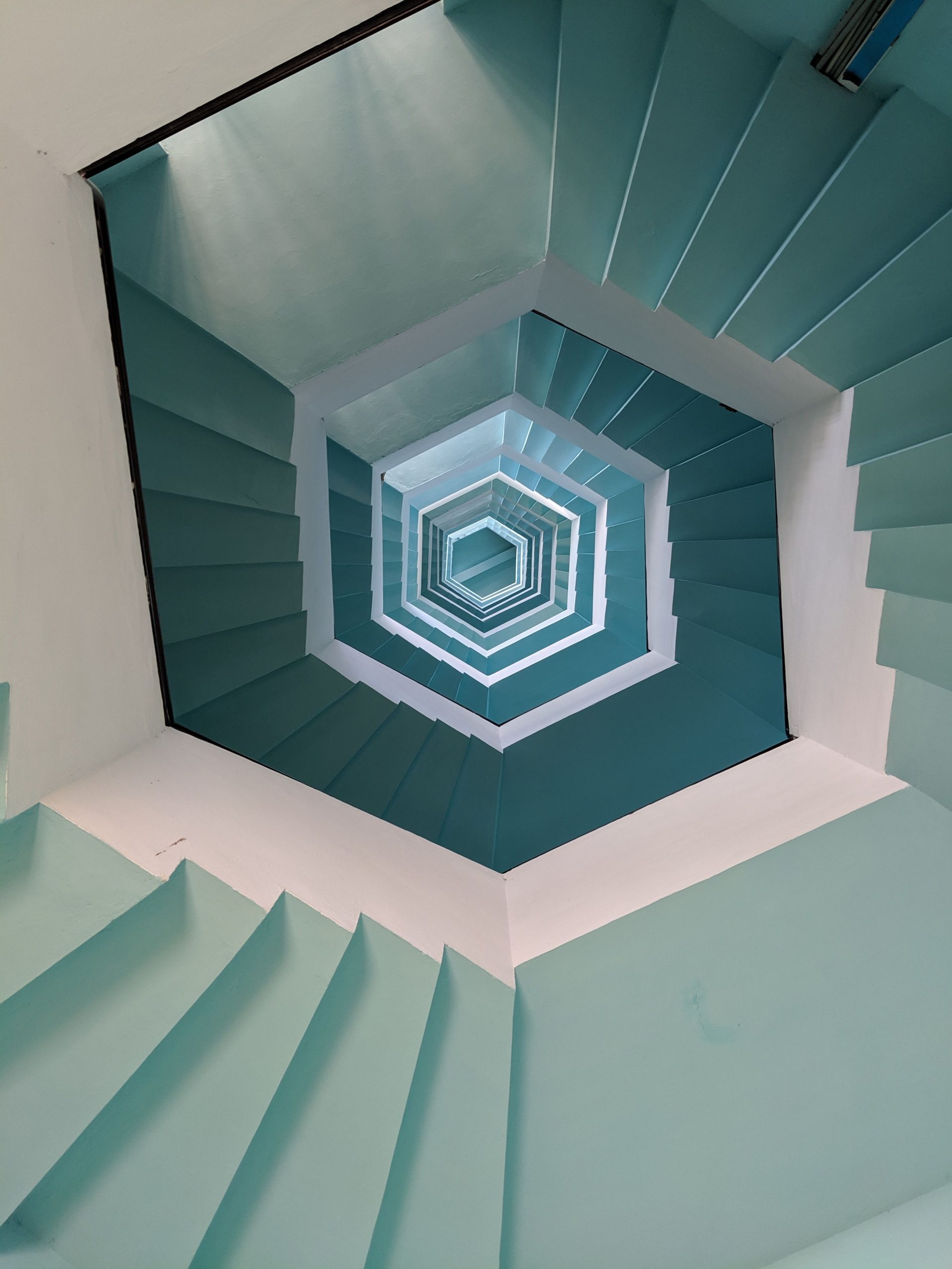 Pose de papier peint montée escalier