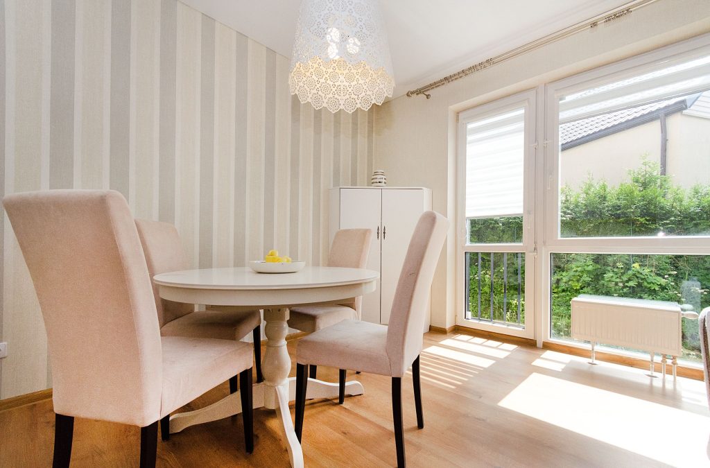 Comment transformer sa salle à manger avec un papier peint moderne ?