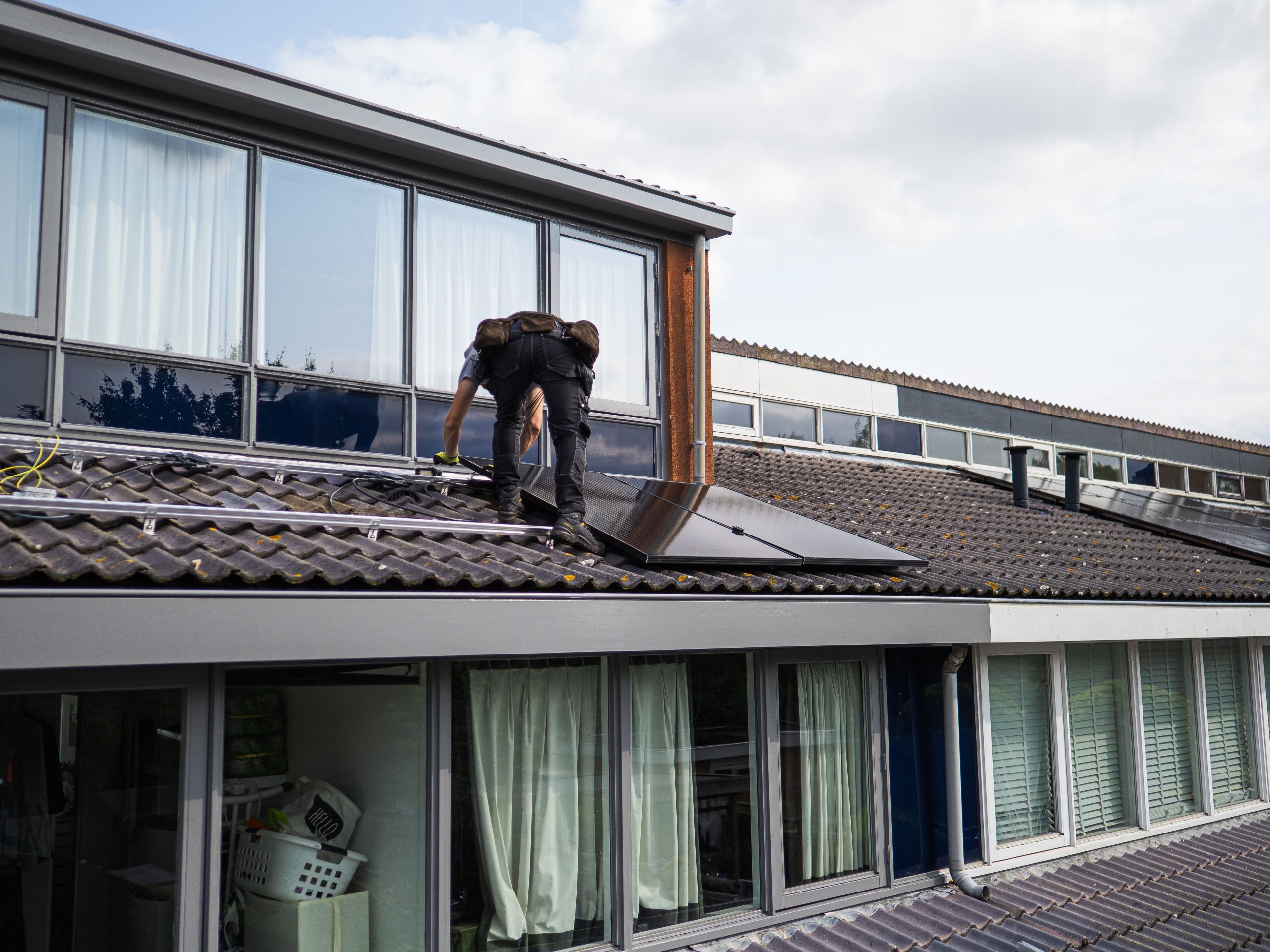 Installation panneaux solaires tuiles guide