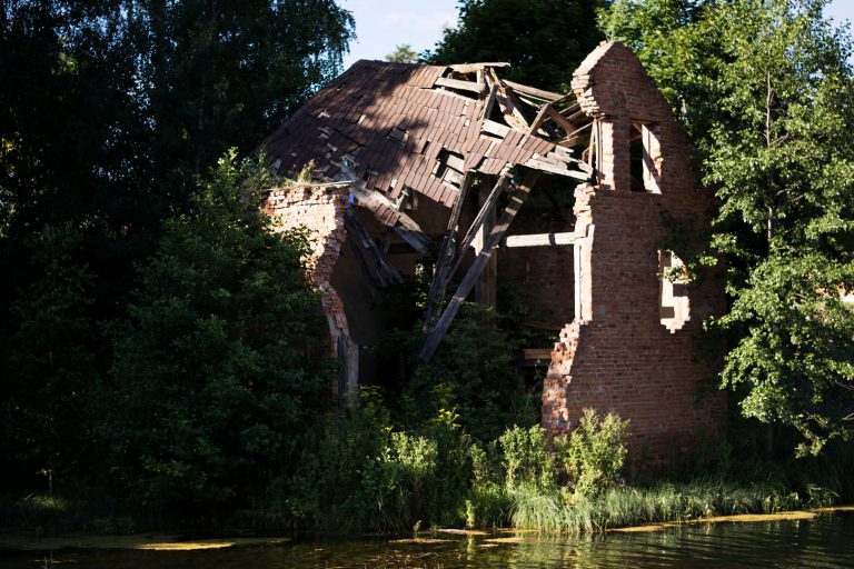 Maison affaissée : quelles causes et comment réagir ?