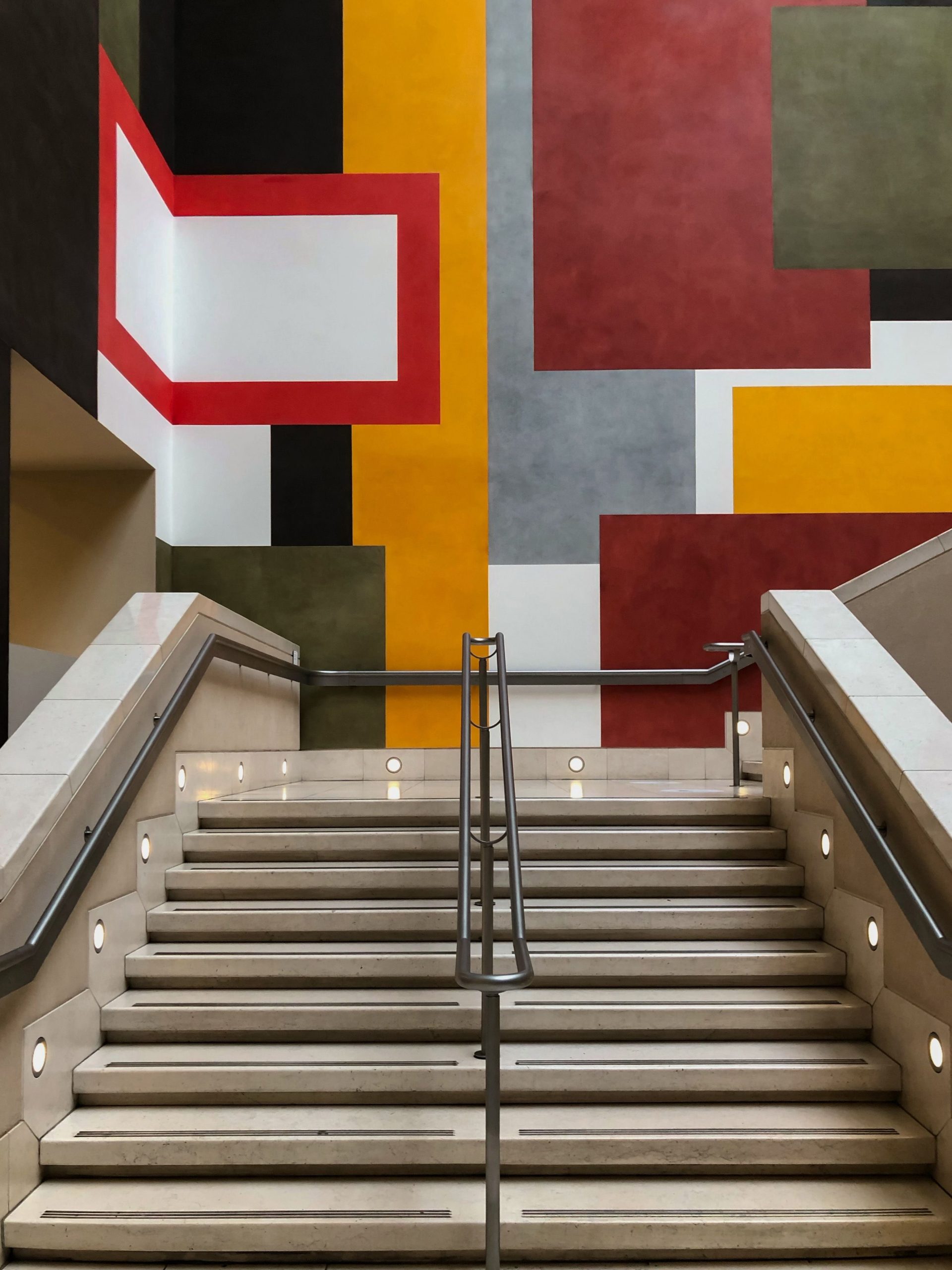 Installation facile papier peint escalier