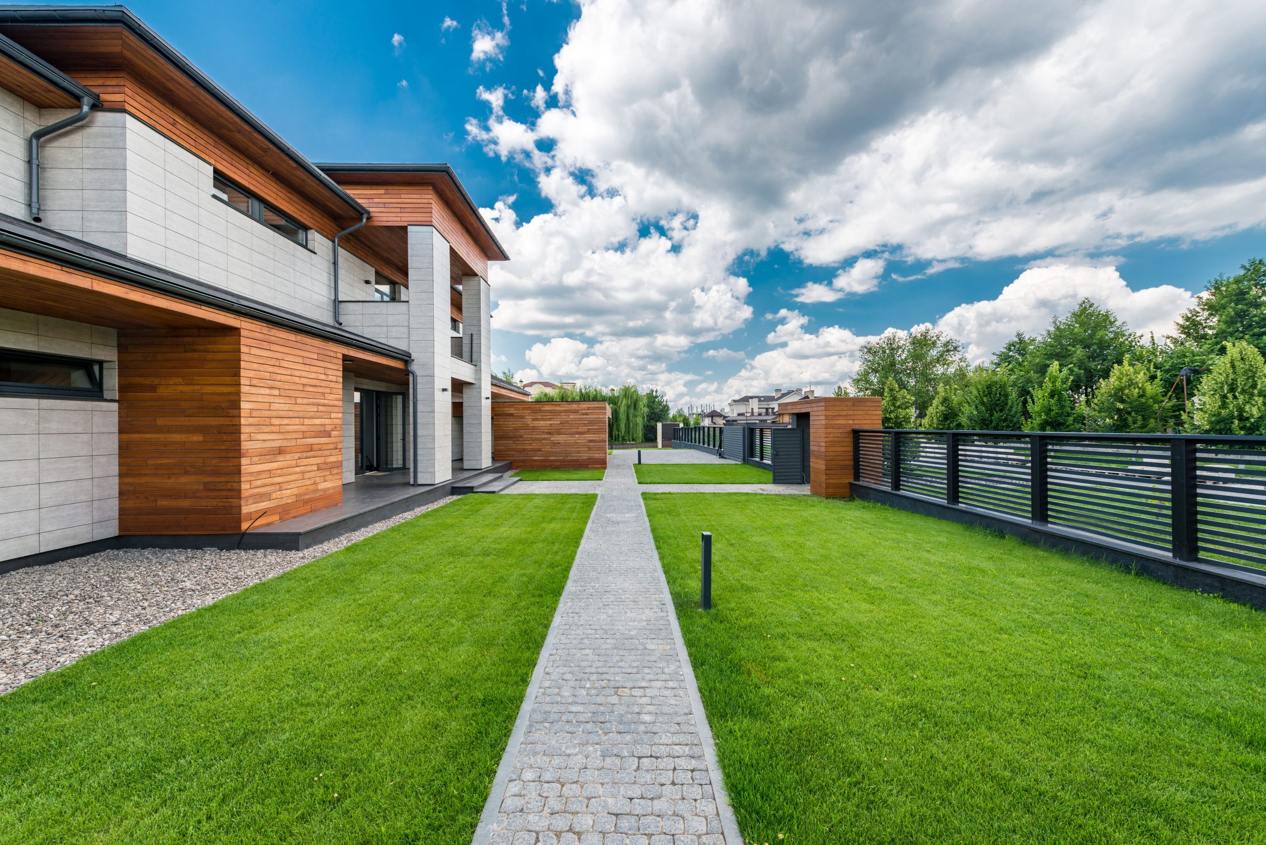 Jardin verdoyant d'une maison résidentielle moderne