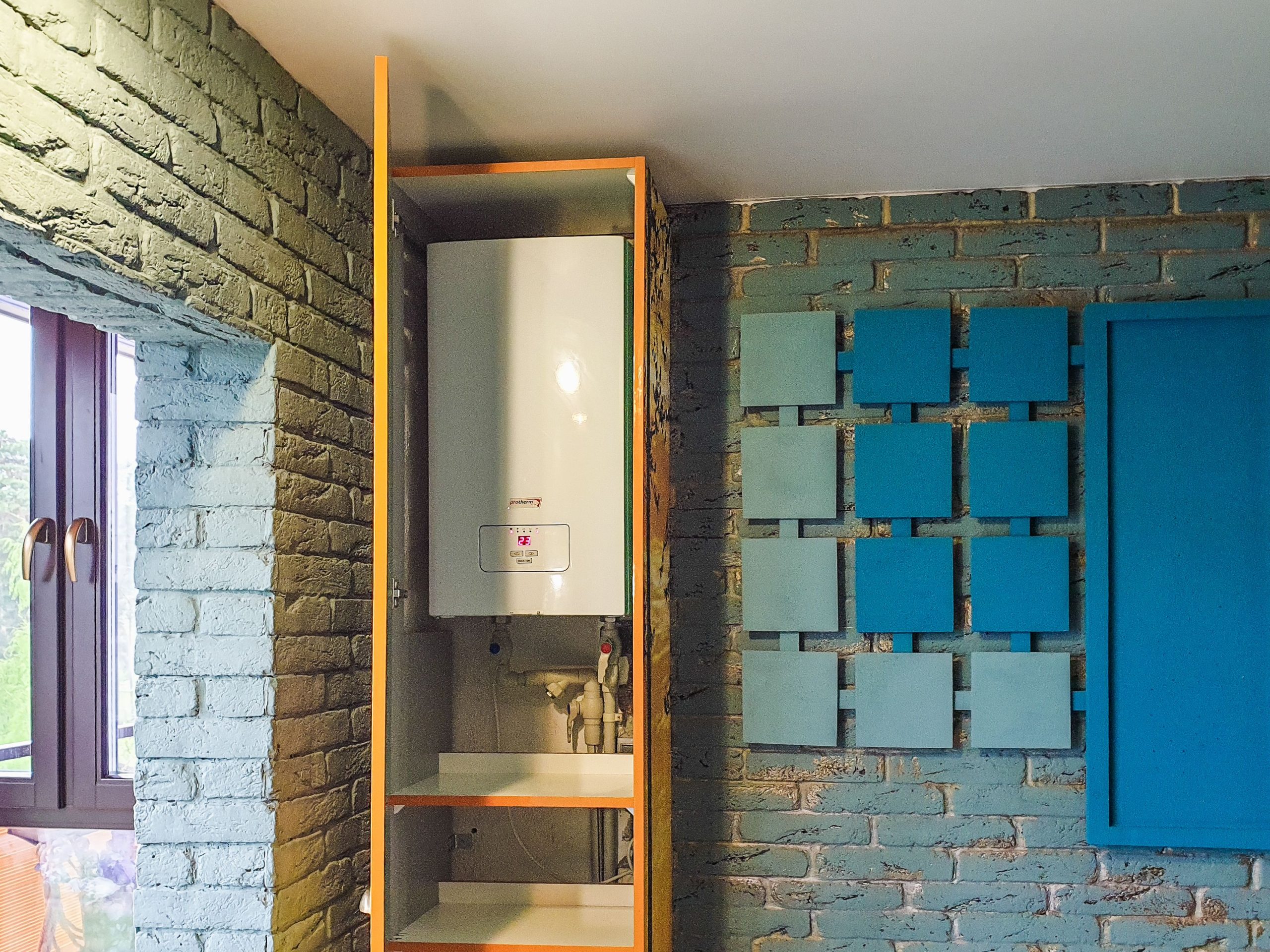 Chauffe-eau moderne installé armoire