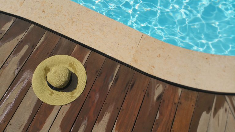 Comment bien aménager le tour de sa piscine ?