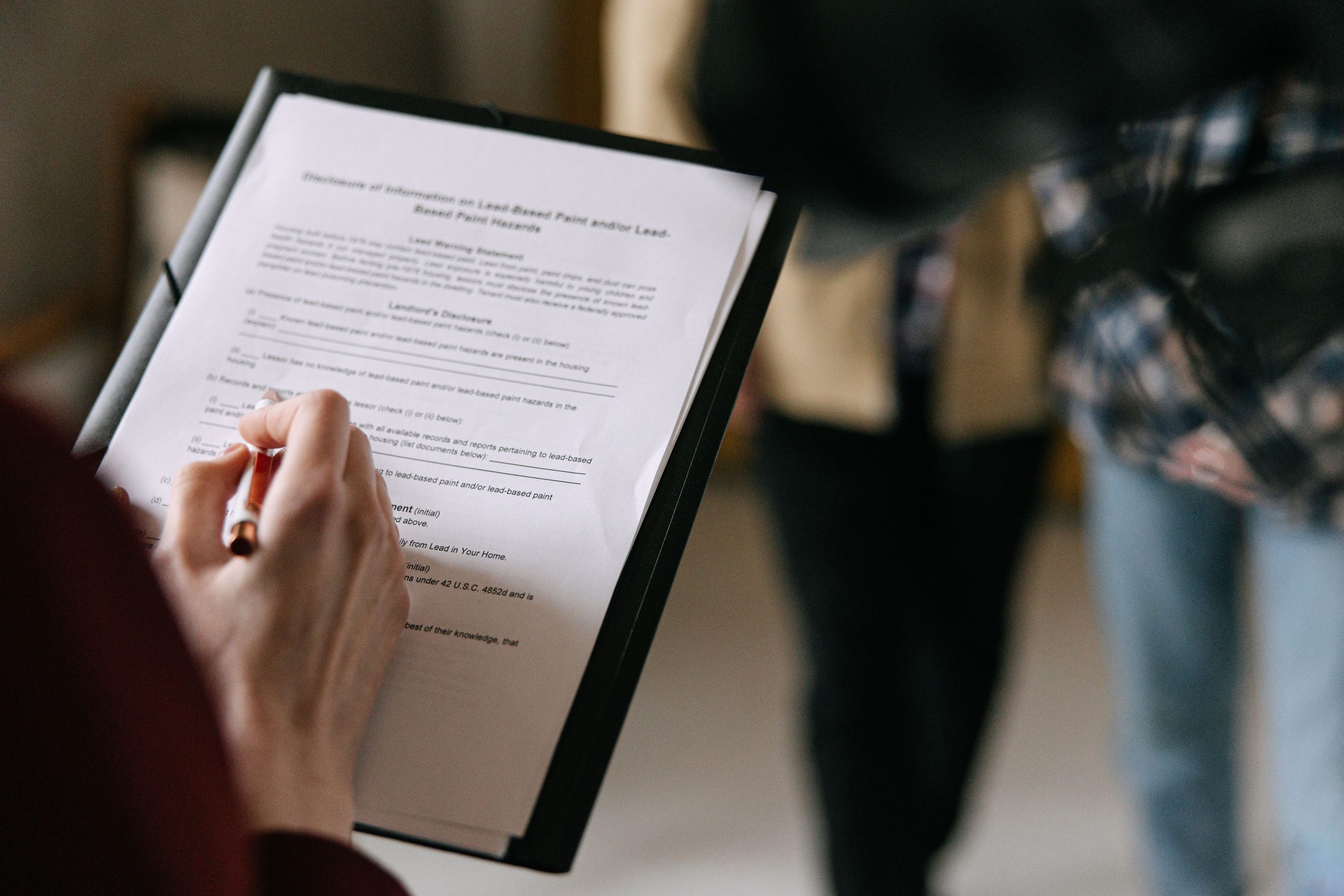 Couple examine documents immobiliers ensemble