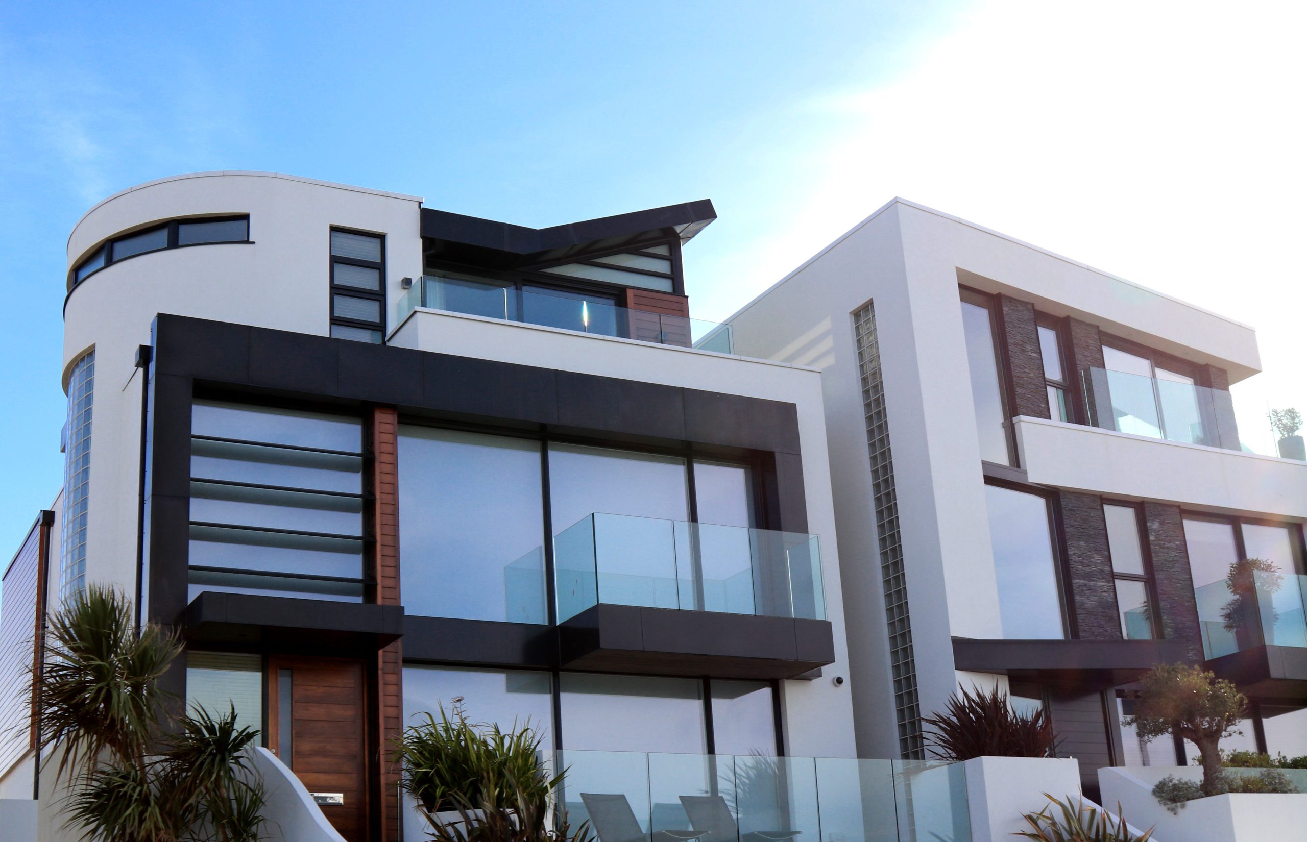 Maison contemporaine luxe avec balcons vitrés