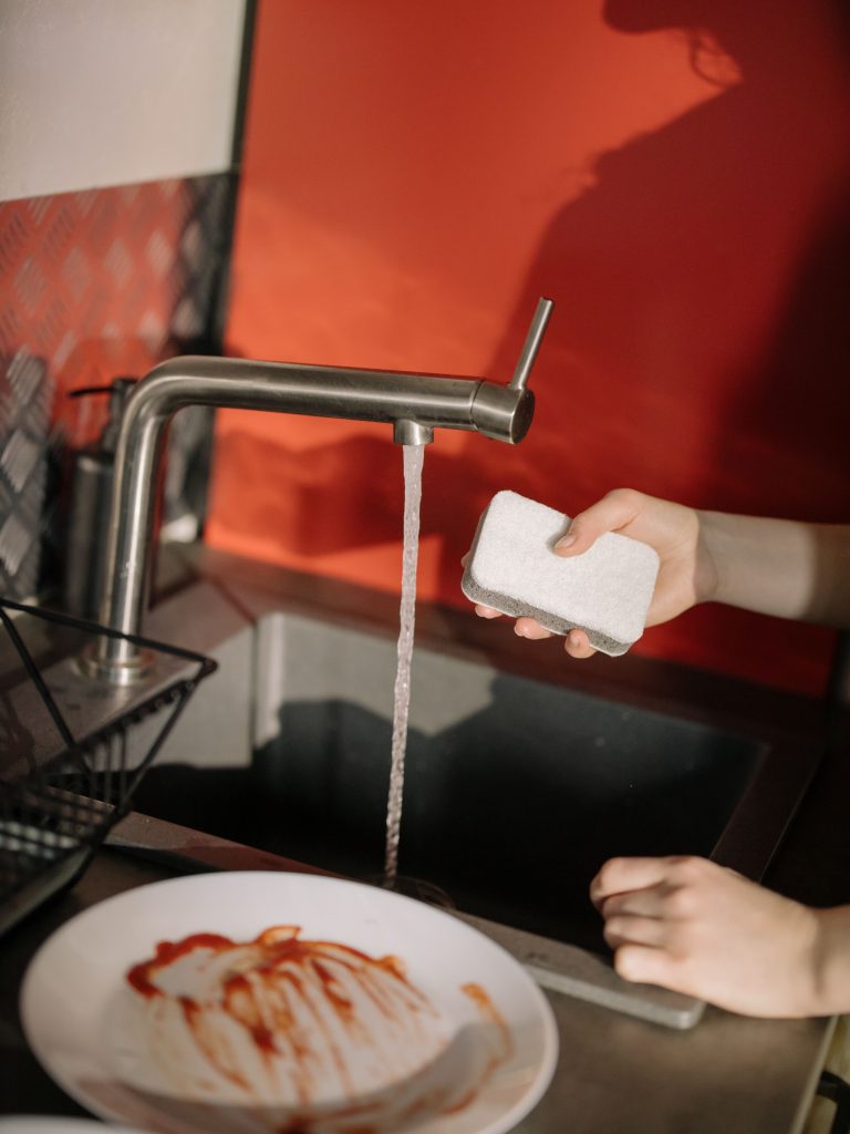 Pourquoi ton lave-vaisselle laisse des verres sales ?