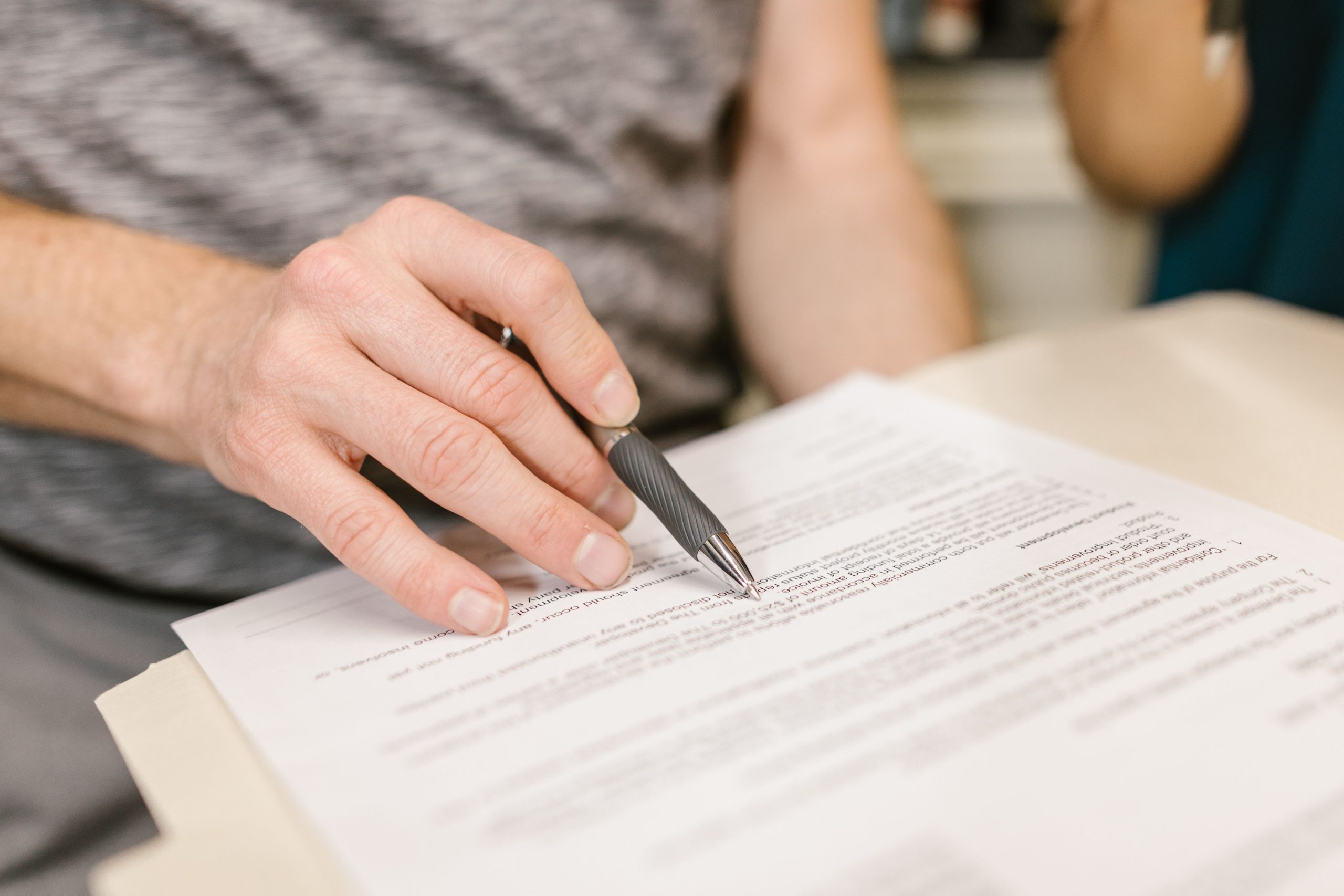 Main signant document legal avec stylo