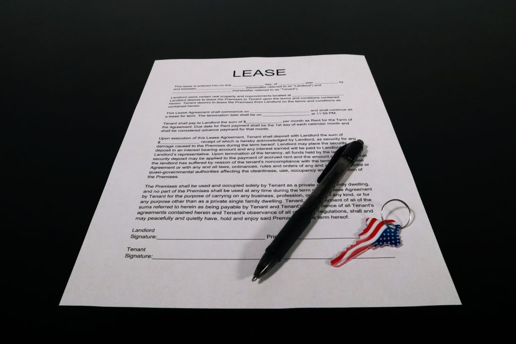 Contrat de location avec stylo sur table noire