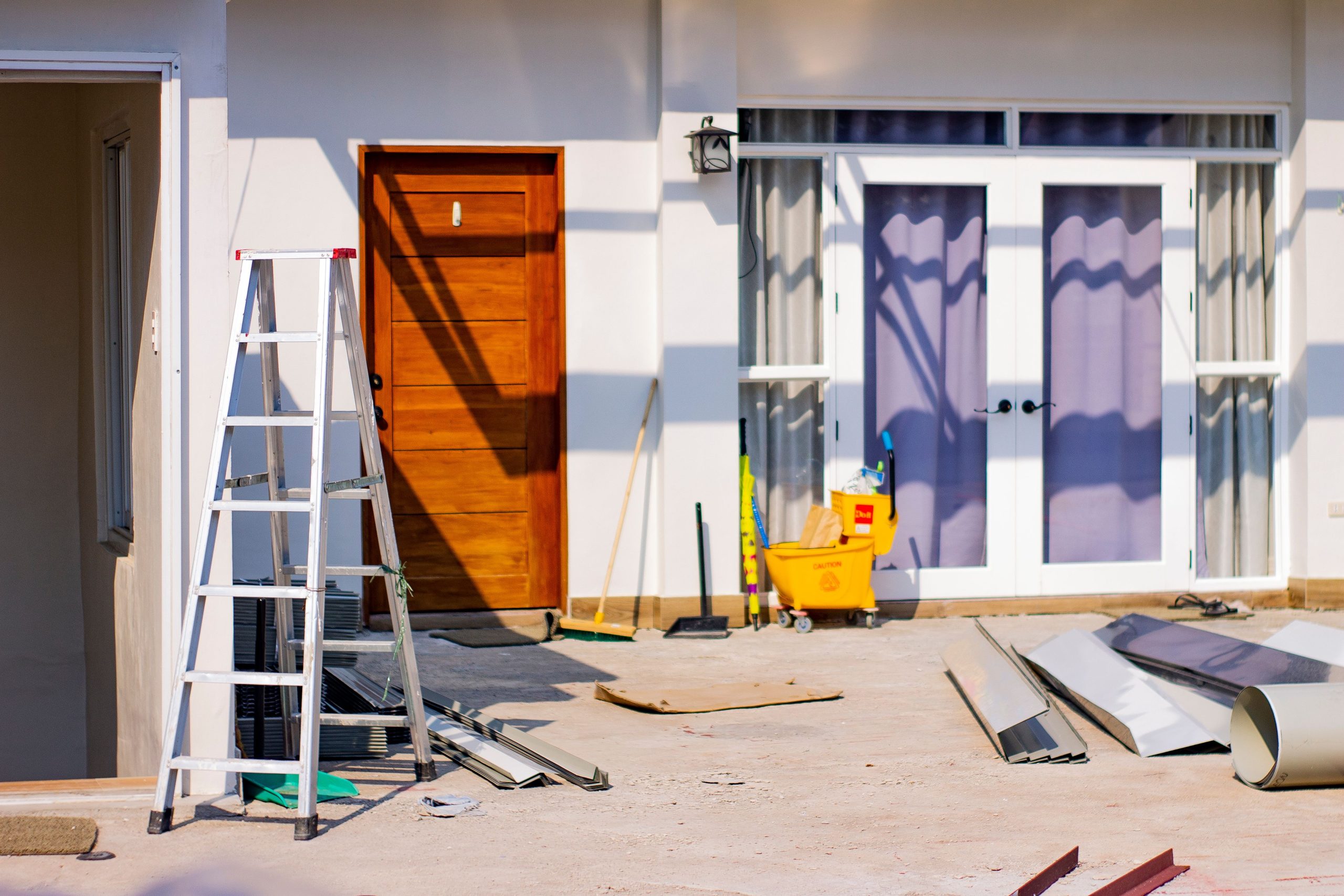 Entrée d'une maison en rénovation avec matériaux