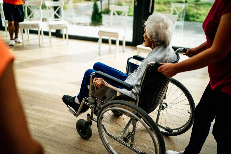 Quelles aides pour payer l'EHPAD peuvent réduire ta facture ?
