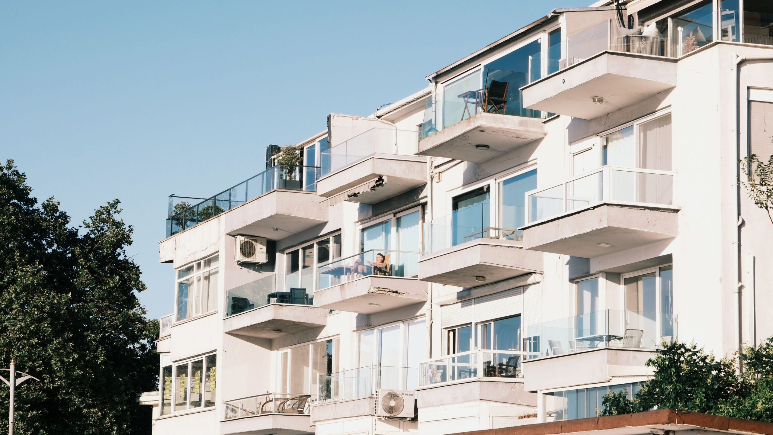 Immeuble contemporain avec balcons en verre