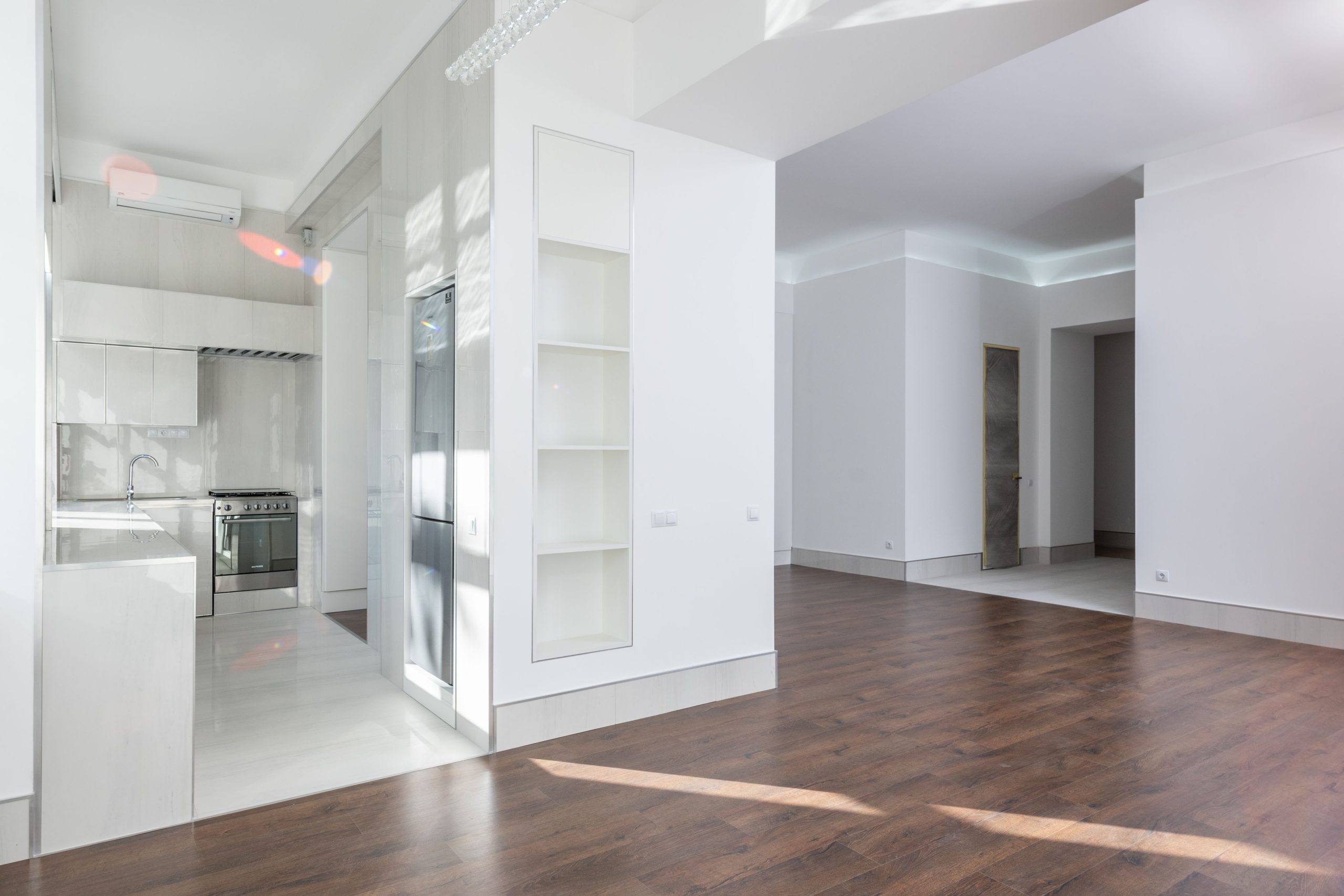 Intérieur spacieux avec cuisine ouverte et parquet