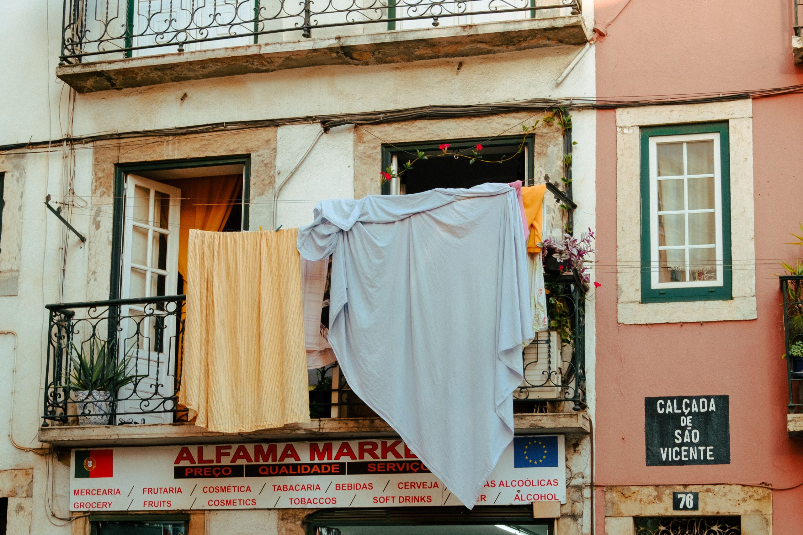 Balcon lisboete colore avec linge qui seche