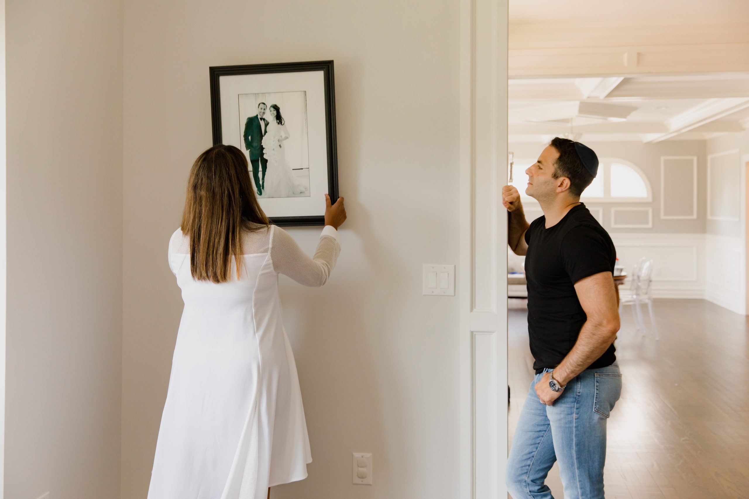 Couple decorant maison cadre photo mural