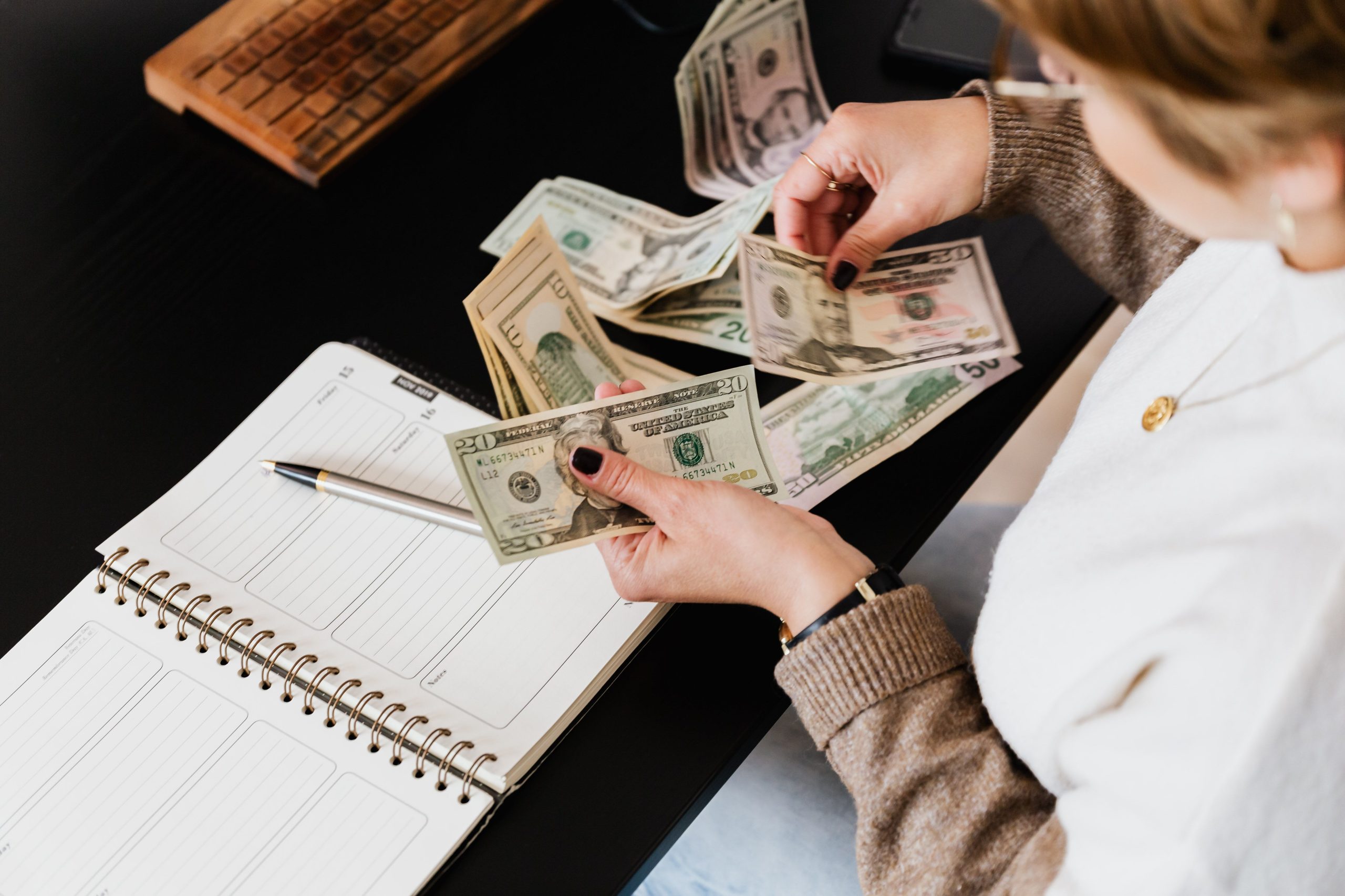 Femme organisant ses finances et comptant billets