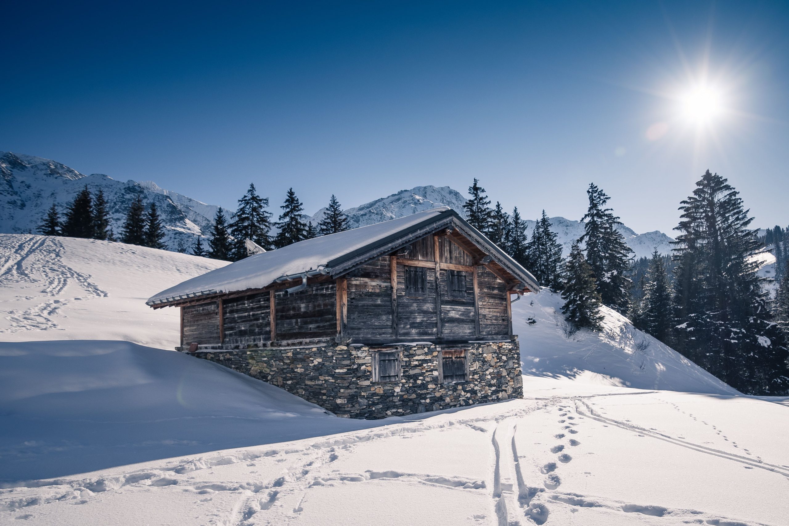 Chalet rustique dans les Alpes françaises enneigées