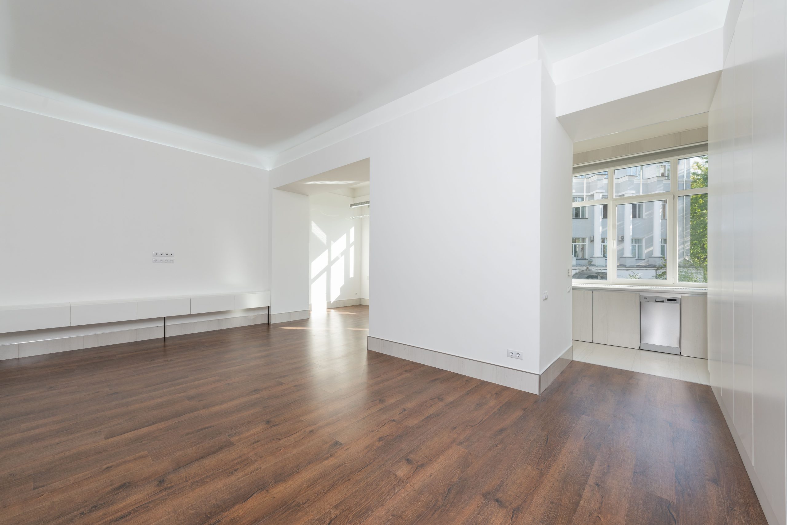 Appartement contemporain vide aux murs blancs lumineux