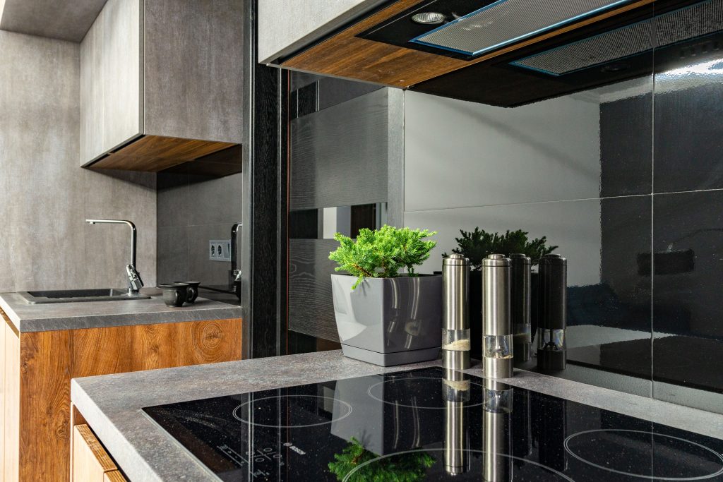 Cuisine moderne avec plaque induction design minimaliste