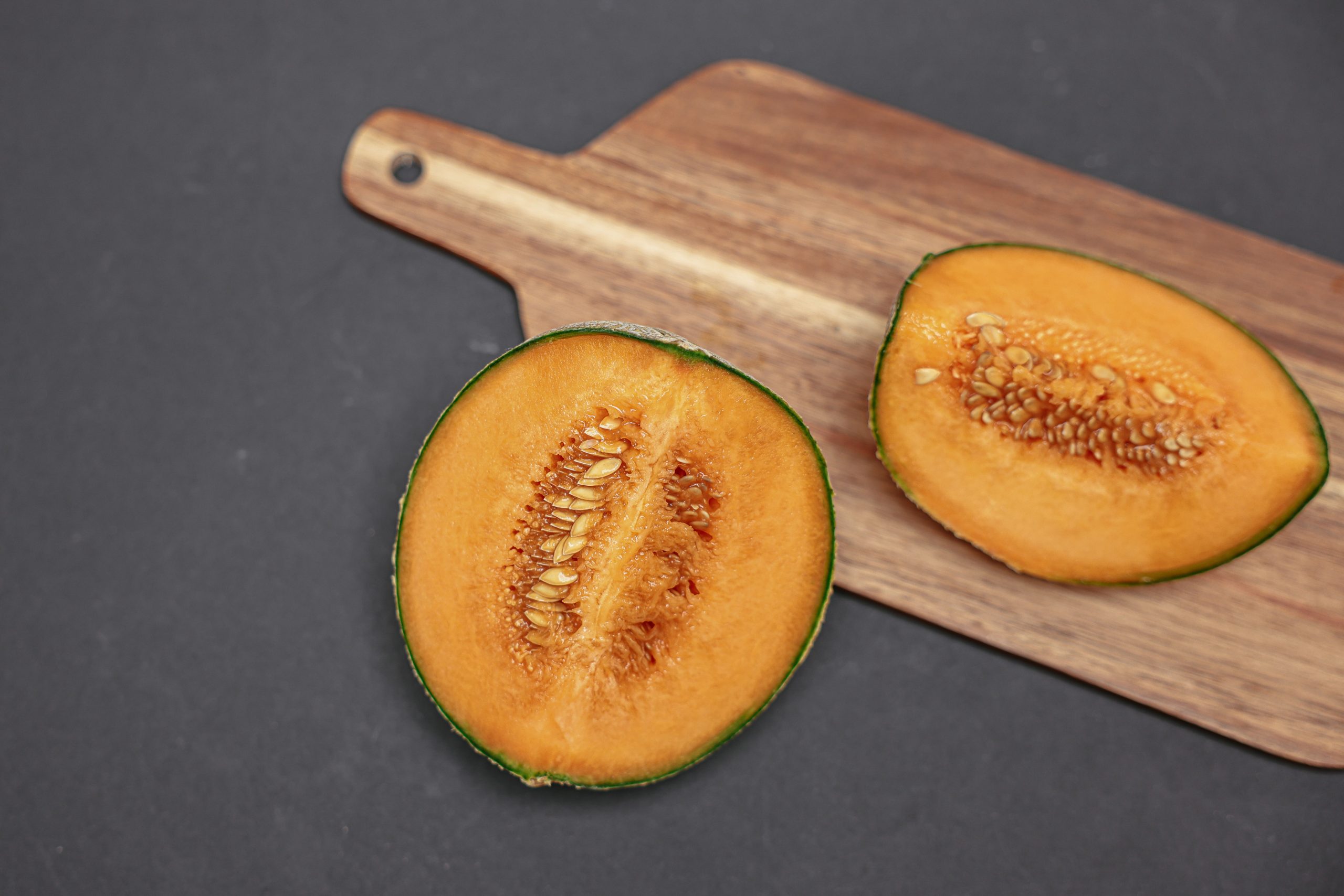 Courgette intérieur orange tranchée sur planche bois