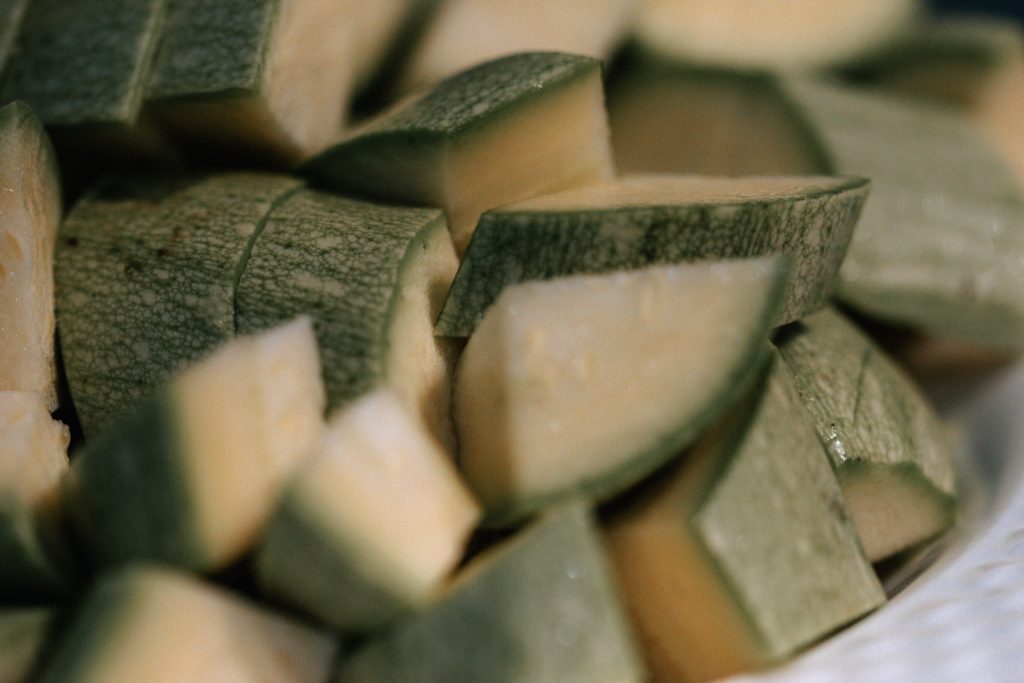 Courgette crue tranchée en détail, vue rapprochée