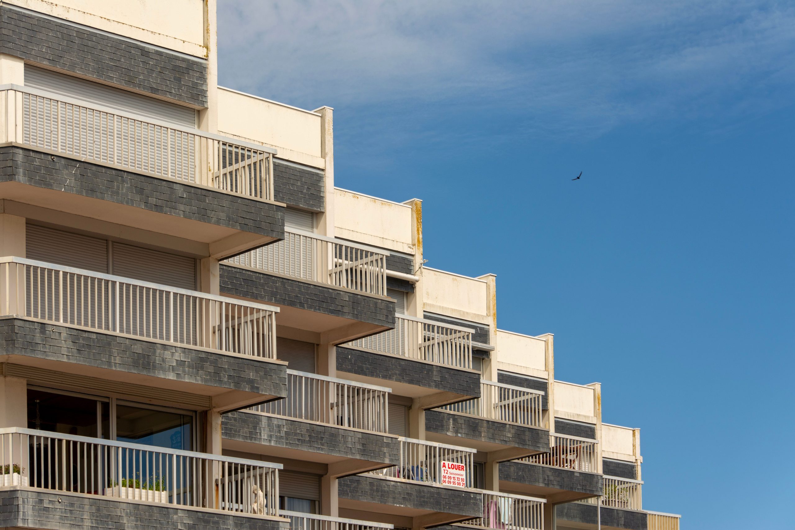 Immeuble moderne balcons ciel bleu dégagé