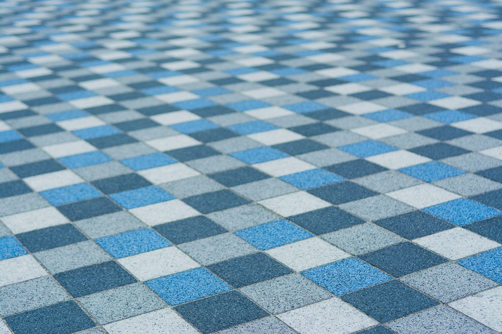 Motif damier bleu et blanc carrelage