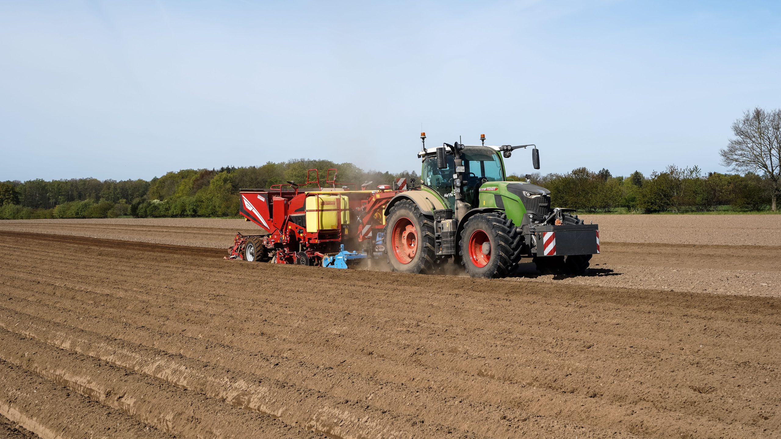 Tracteur plantant pommes de terre au printemps.