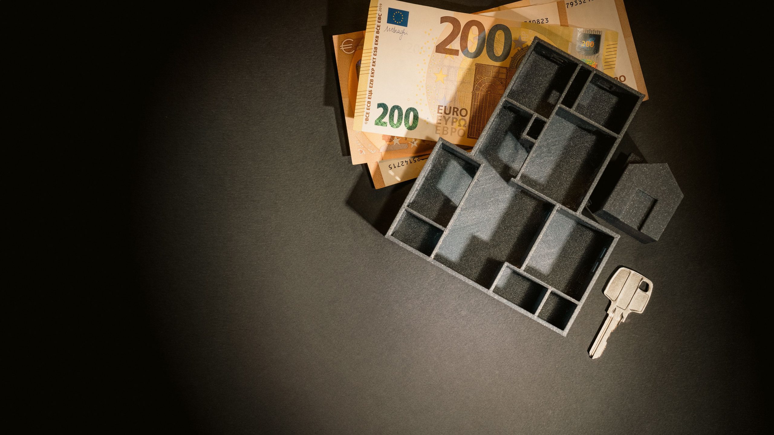 Billets euros, maquette architecturale et clé investissement
