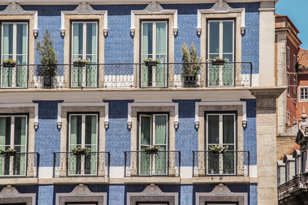 Facade elegante avec carreaux bleus portugais