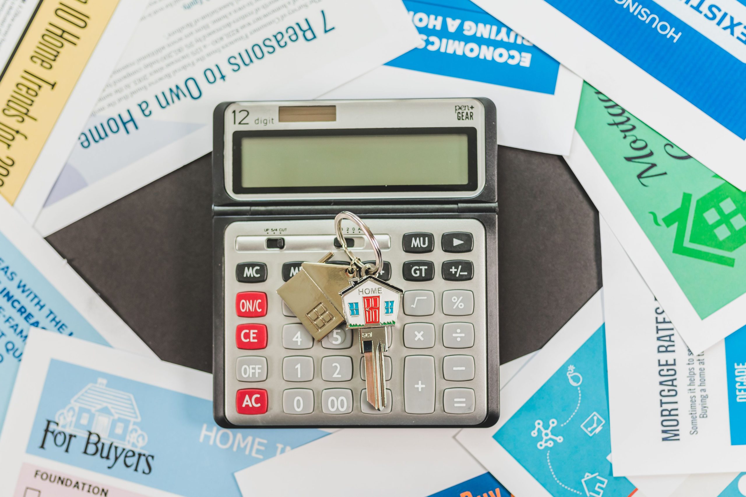 Calculatrice, clés et documents financiers immobiliers