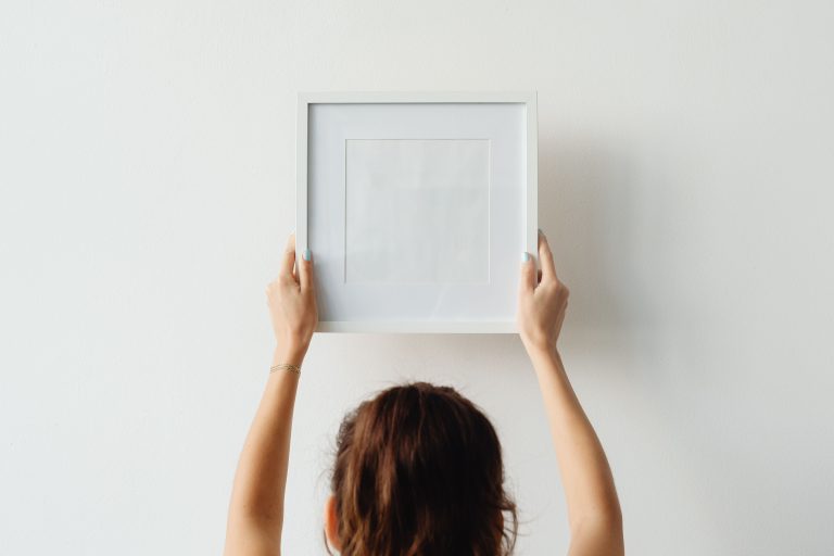 Comment fixer un cadre sur du placo sans qu'il tombe ?