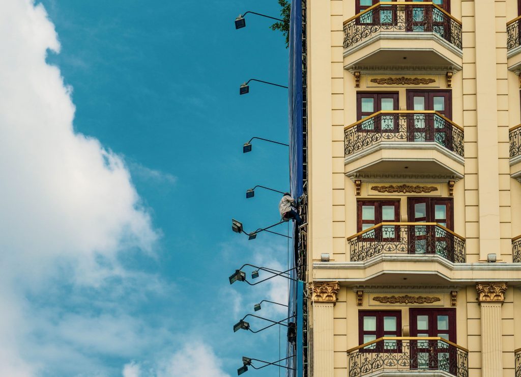 Immeuble urbain élégant avec balcons ornés
