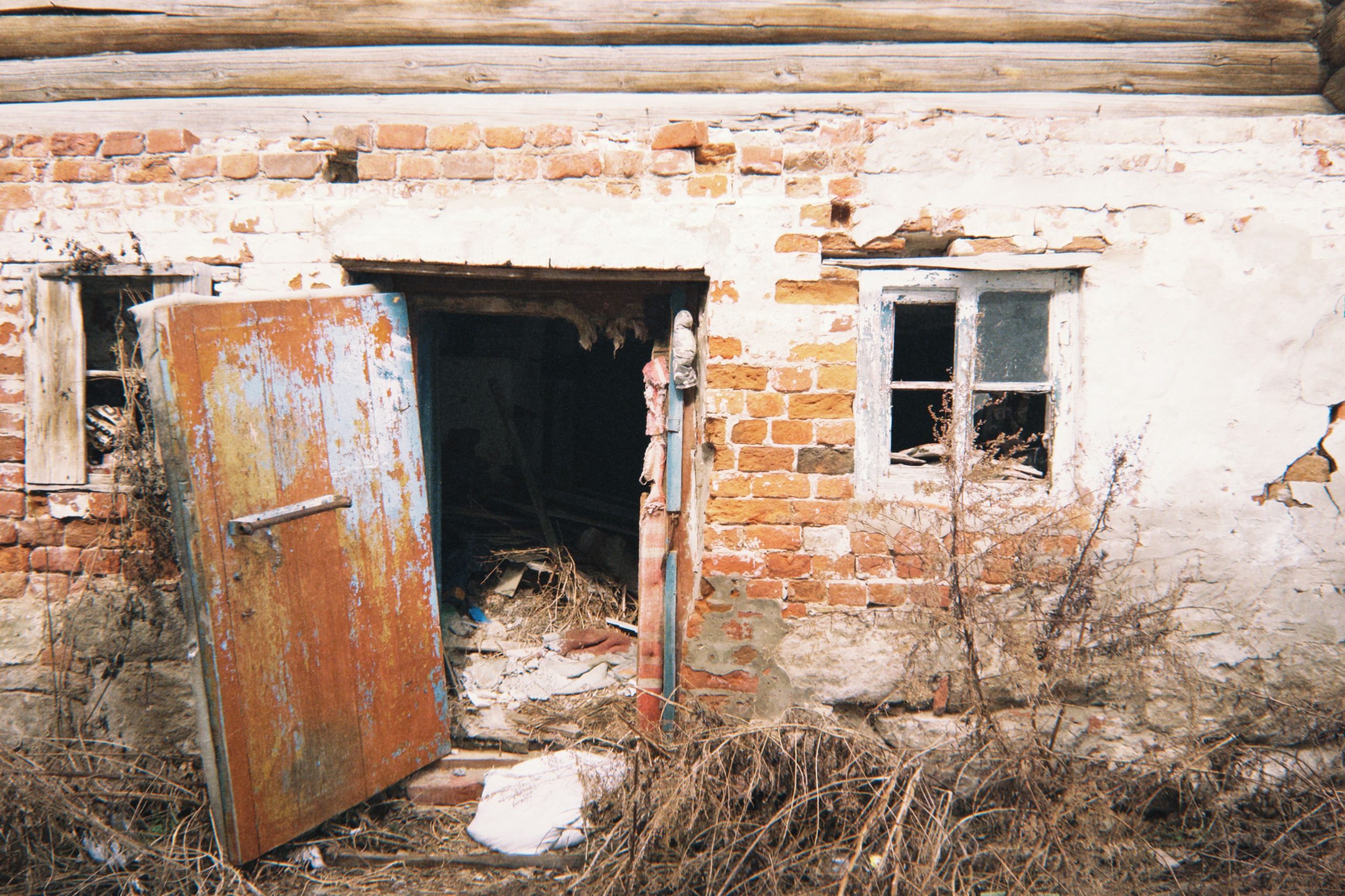 Ancien bâtiment en brique délaissé et délabré