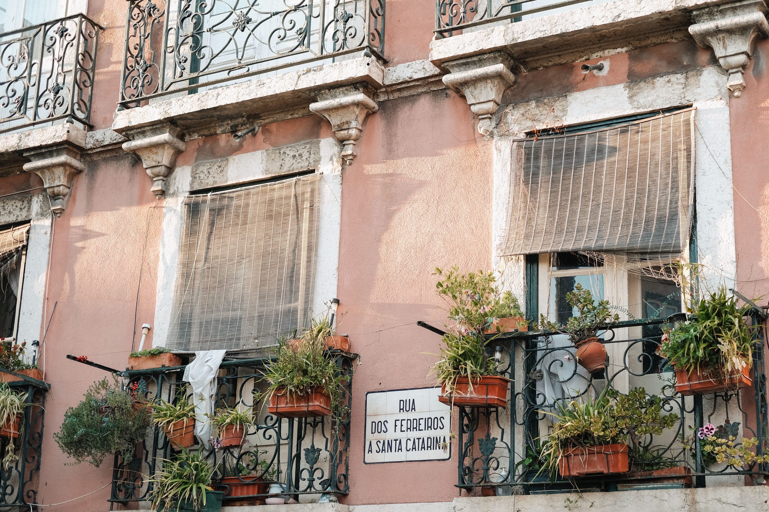 Balcon lisbonnin avec plantes et balustrade