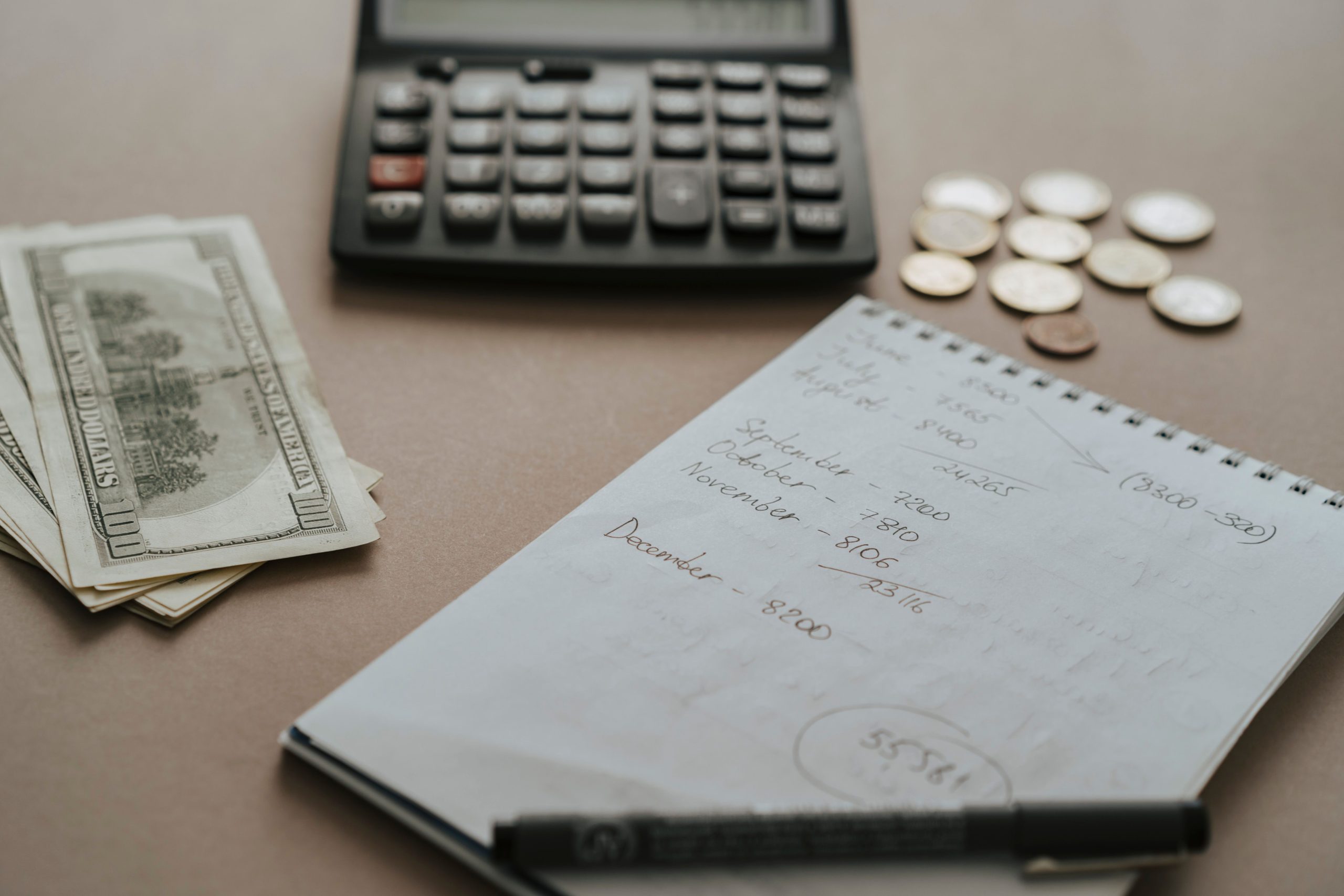 Bureau avec calculatrice, argent et notes budgetaires