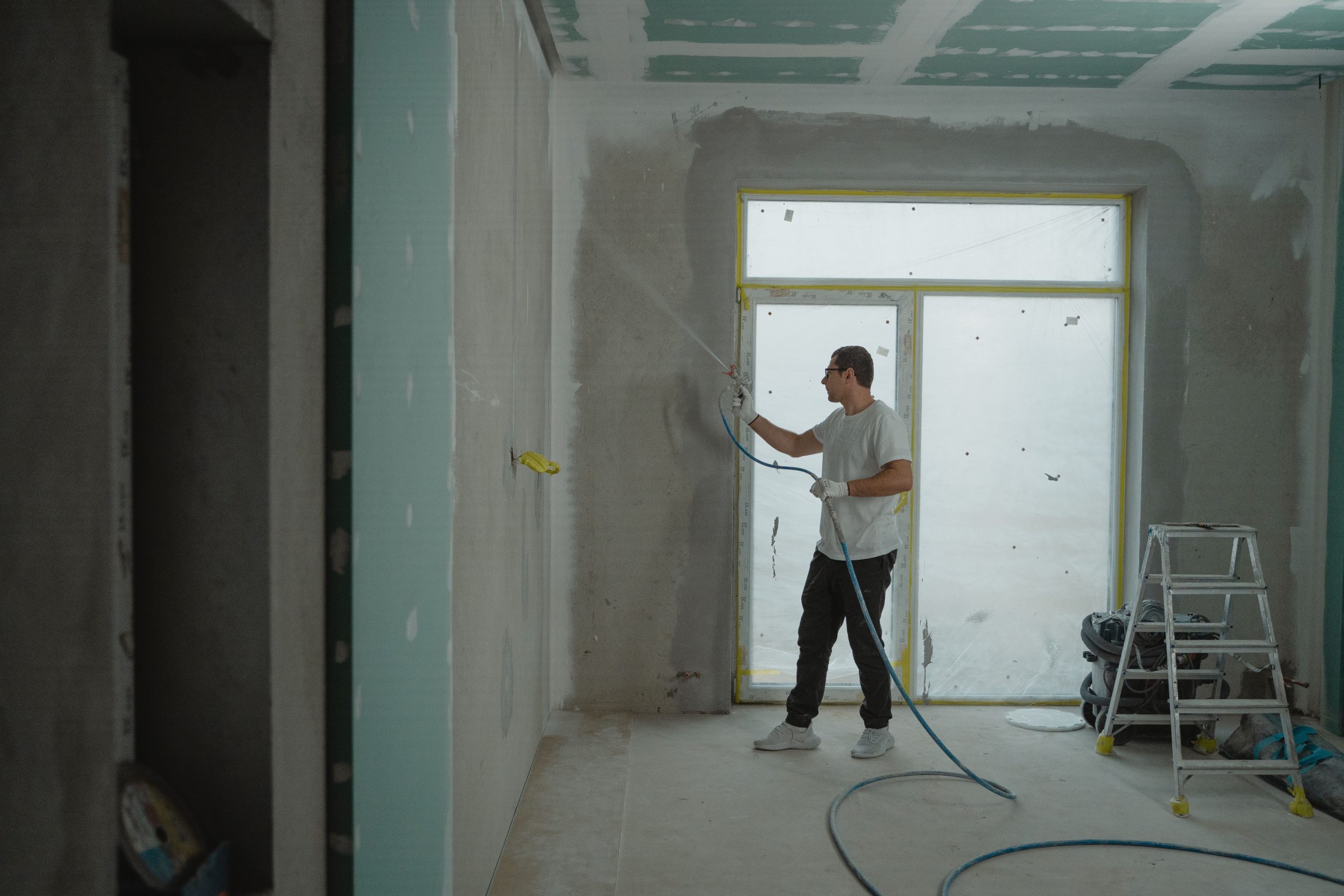 Homme peint mur rénovation équipement professionnel