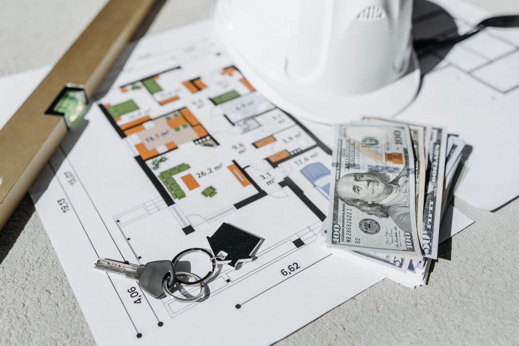 Plan immobilier avec argent et clés symbolisant investissement