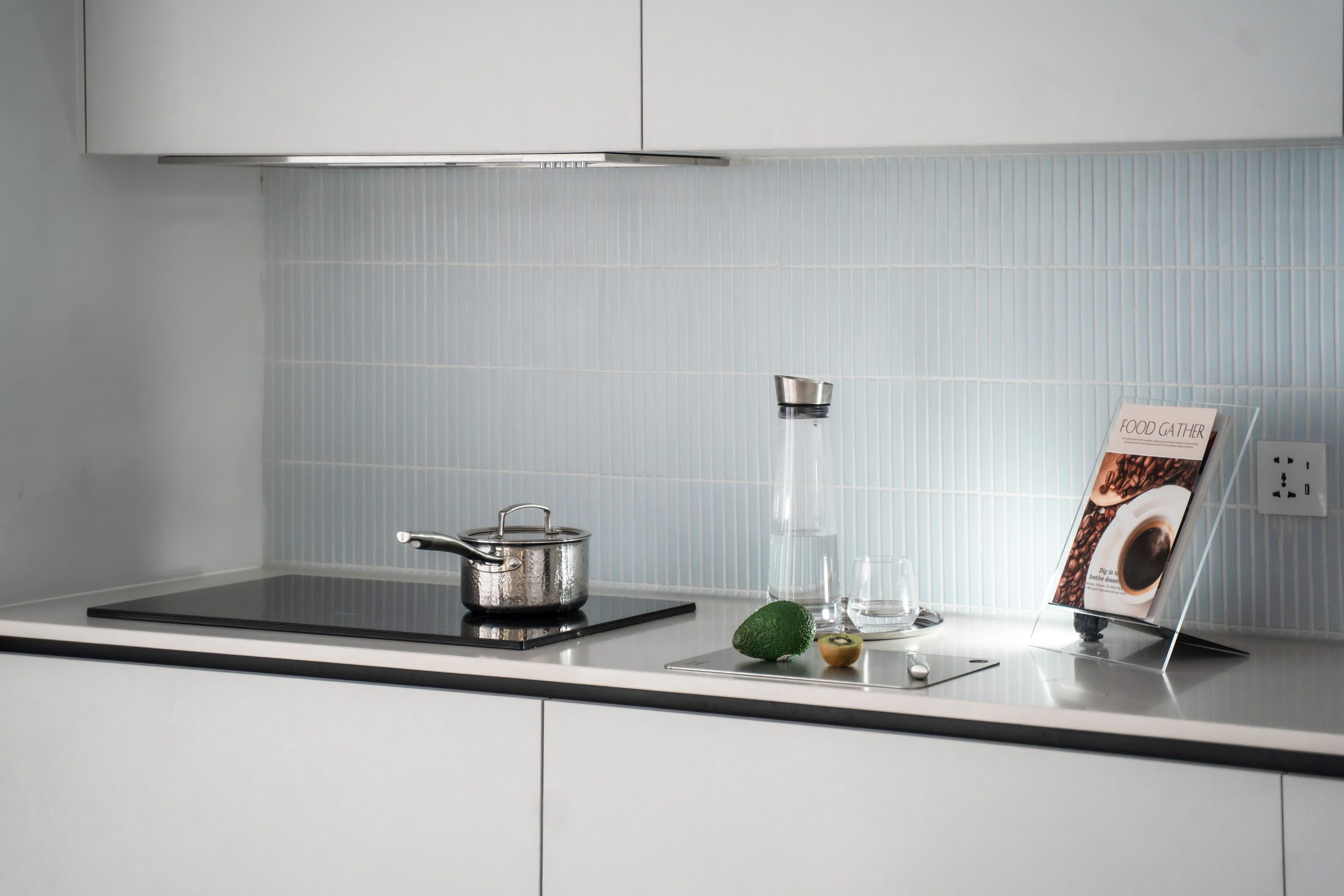 Plaque induction élégante dans cuisine contemporaine minimaliste