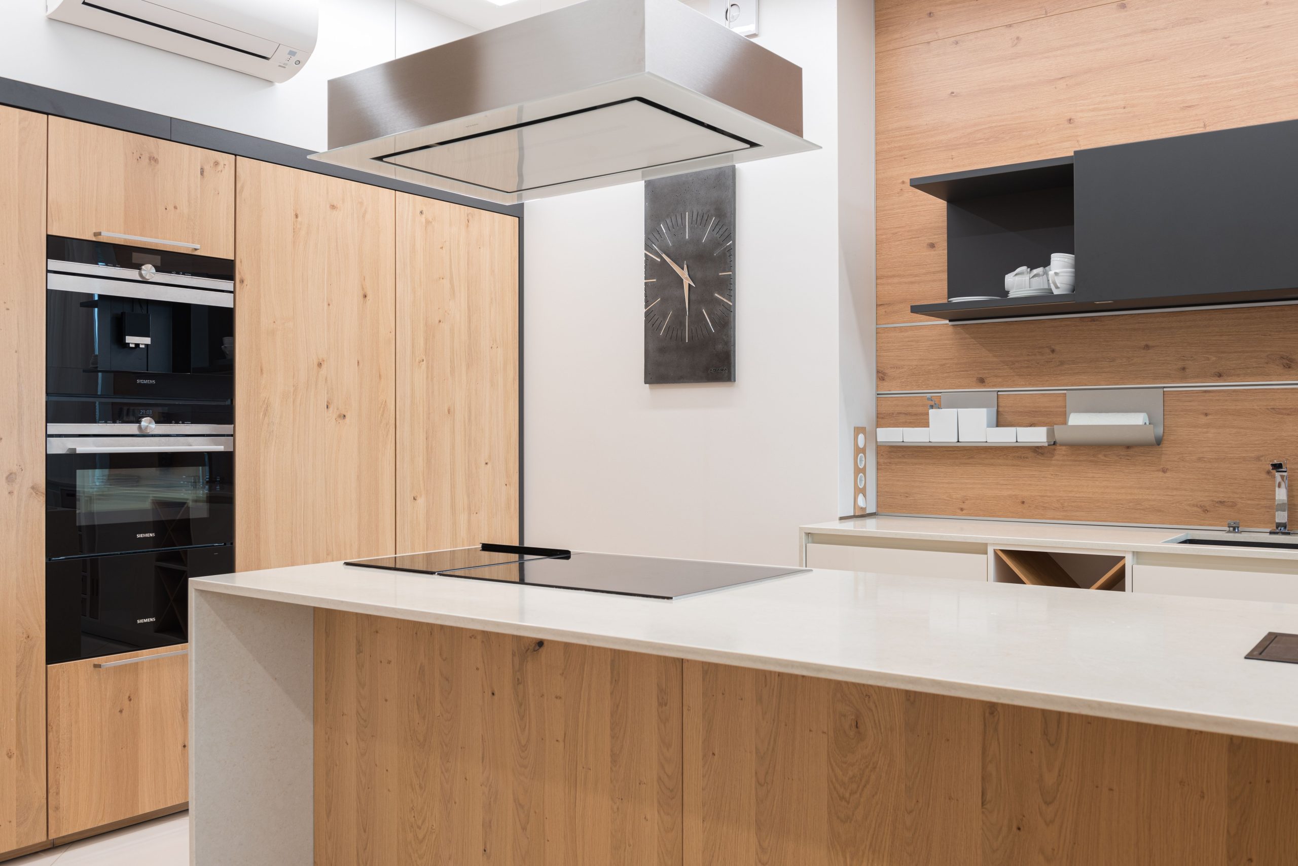 Cuisine actuelle avec plaque cuisson intégrée et horloge