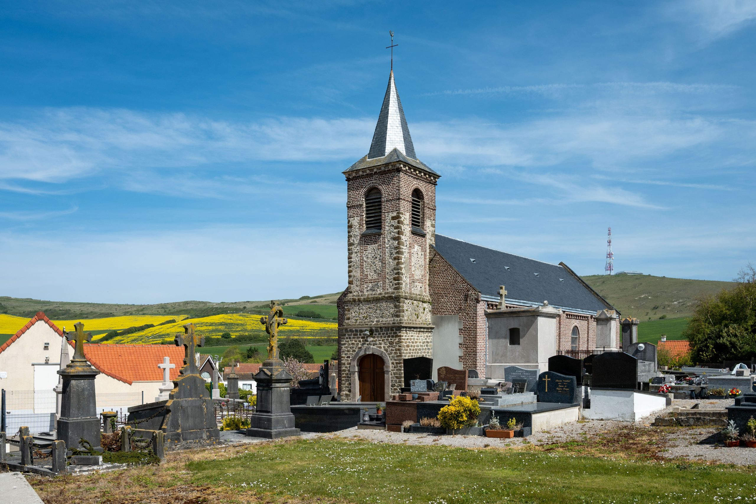 Église historique et cimetière village pittoresque