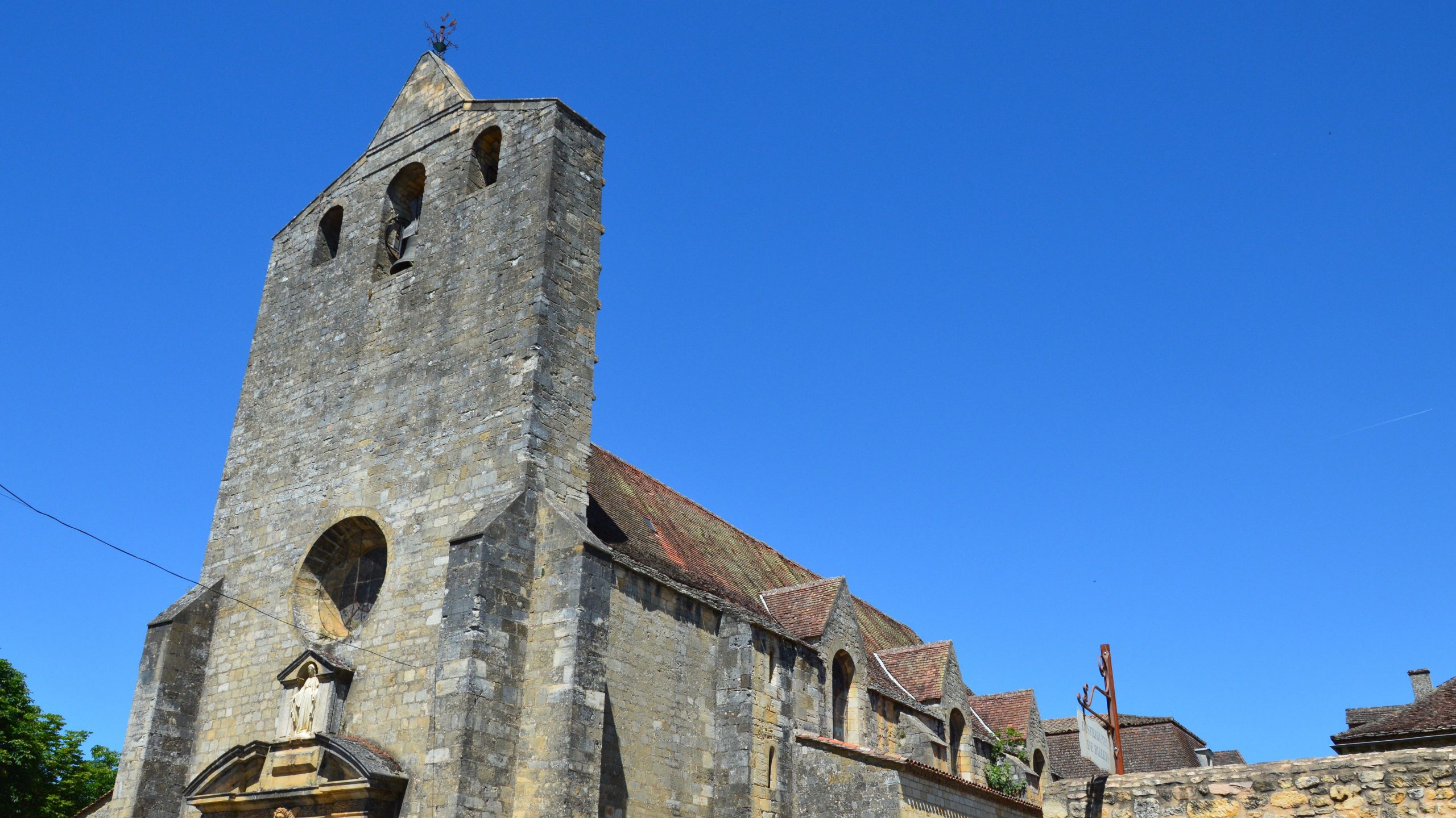 Église romane architecture pierre ciel bleu