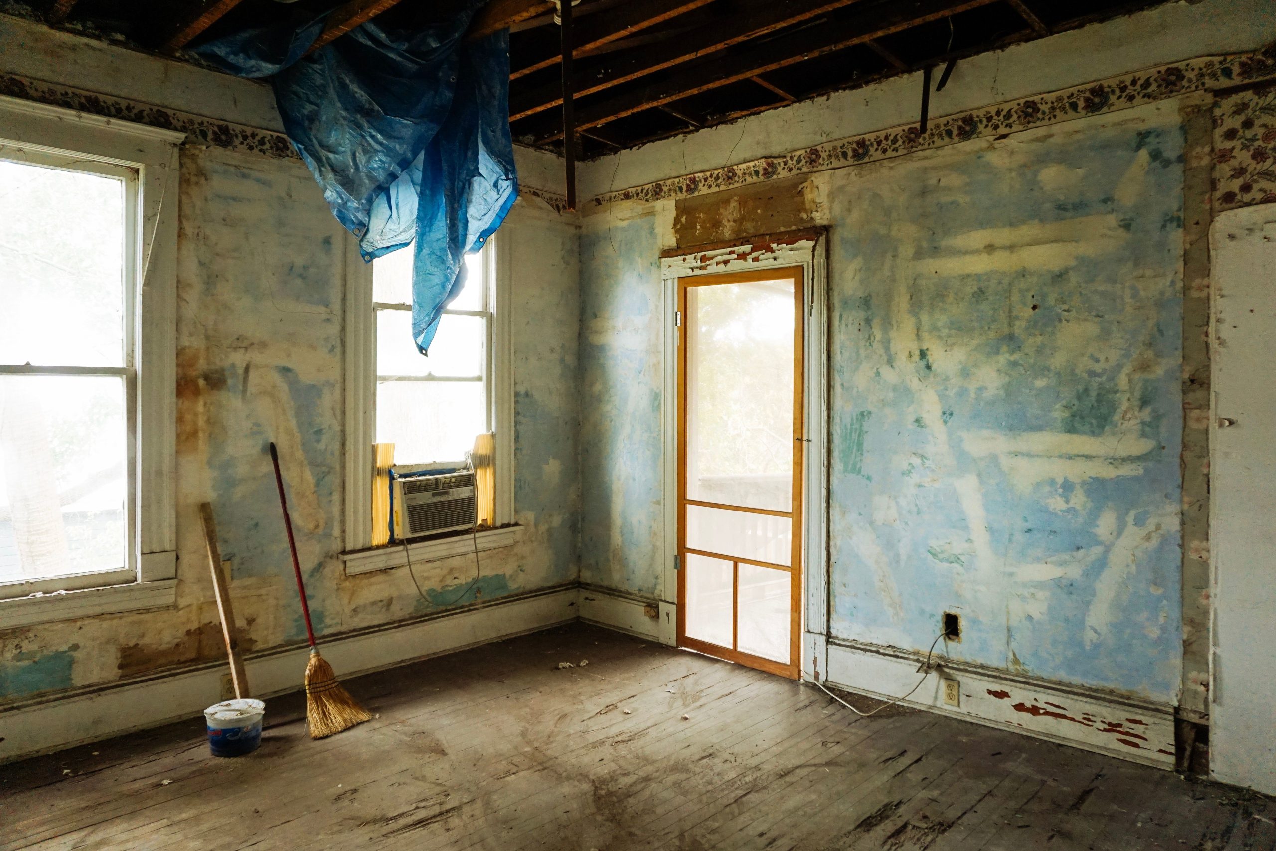 Pièce vide d'une maison abandonnée avec outils