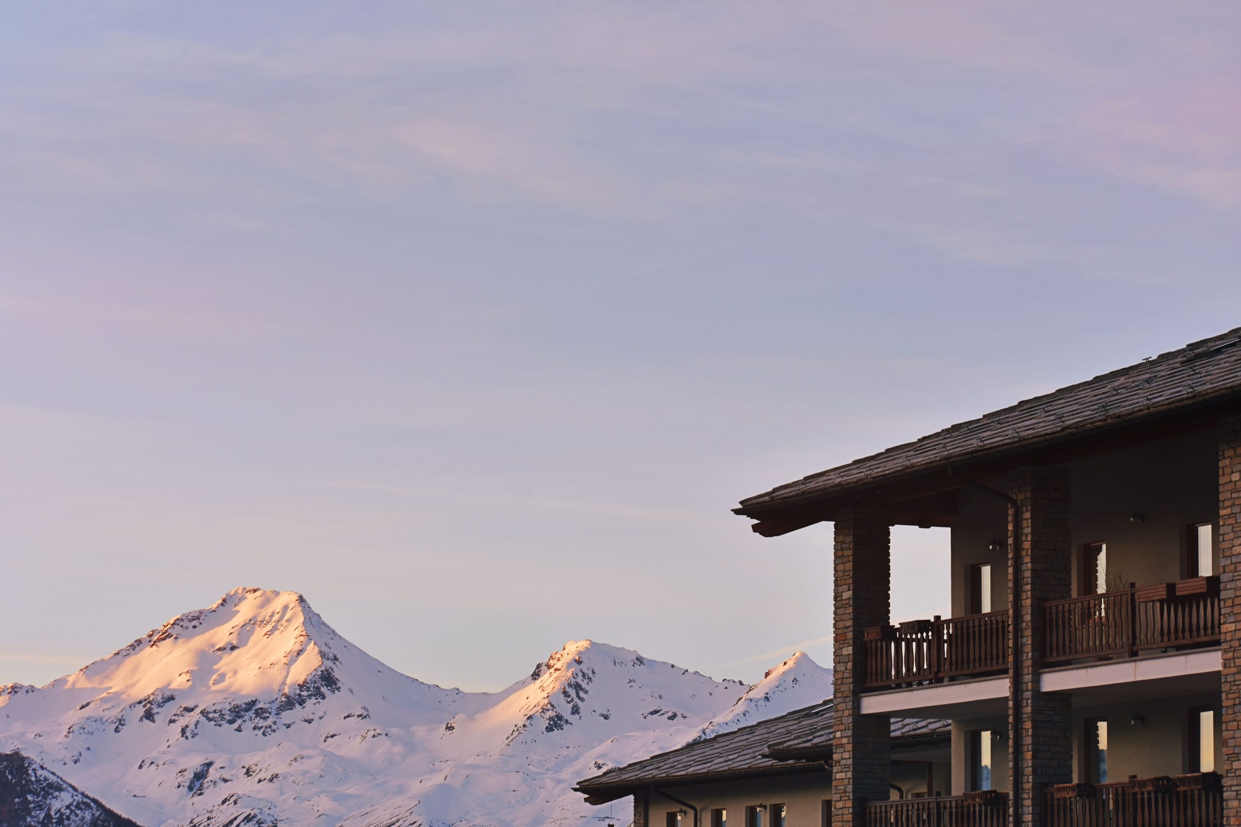 Montagnes enneigées au coucher de soleil alpin