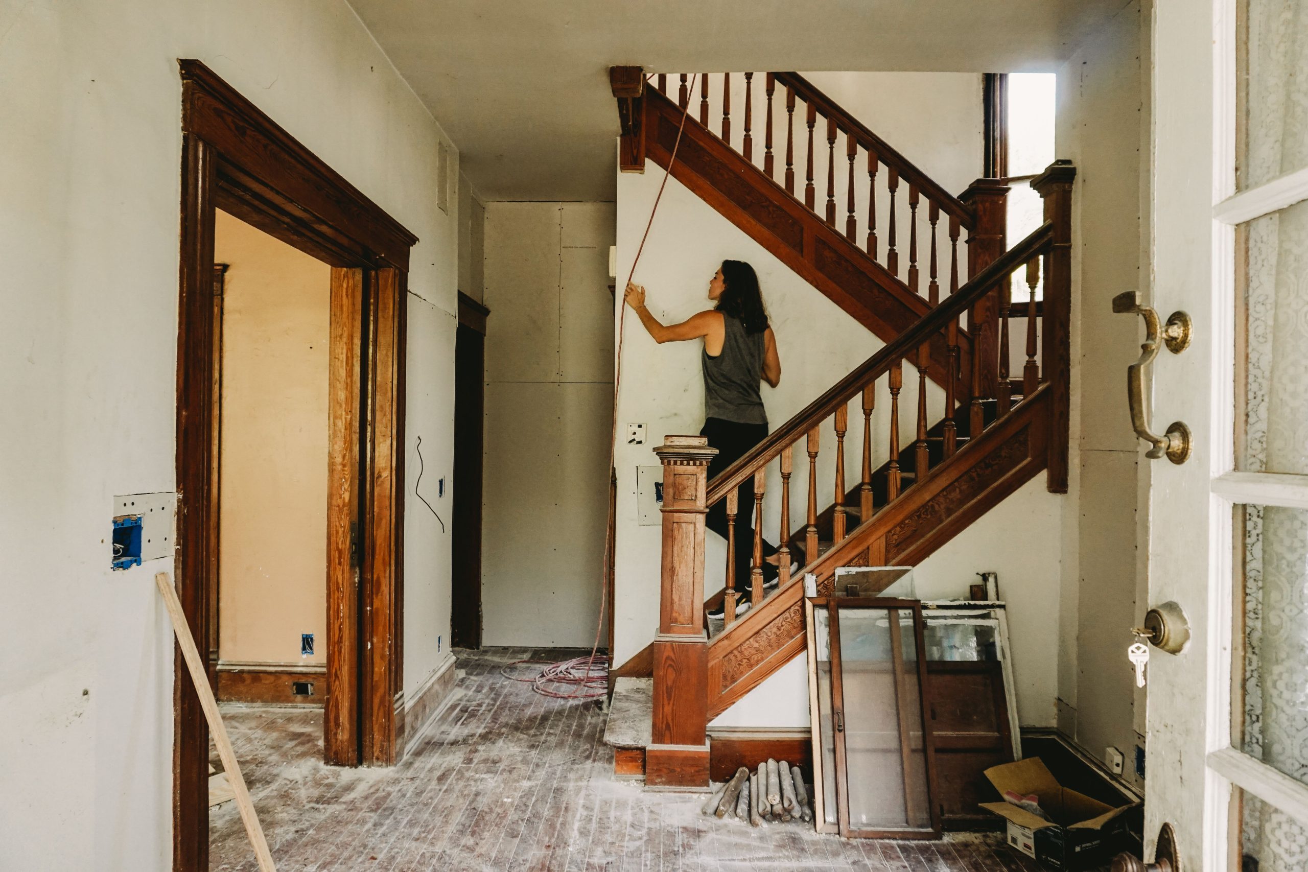 Femme rénovant escalier bois maison