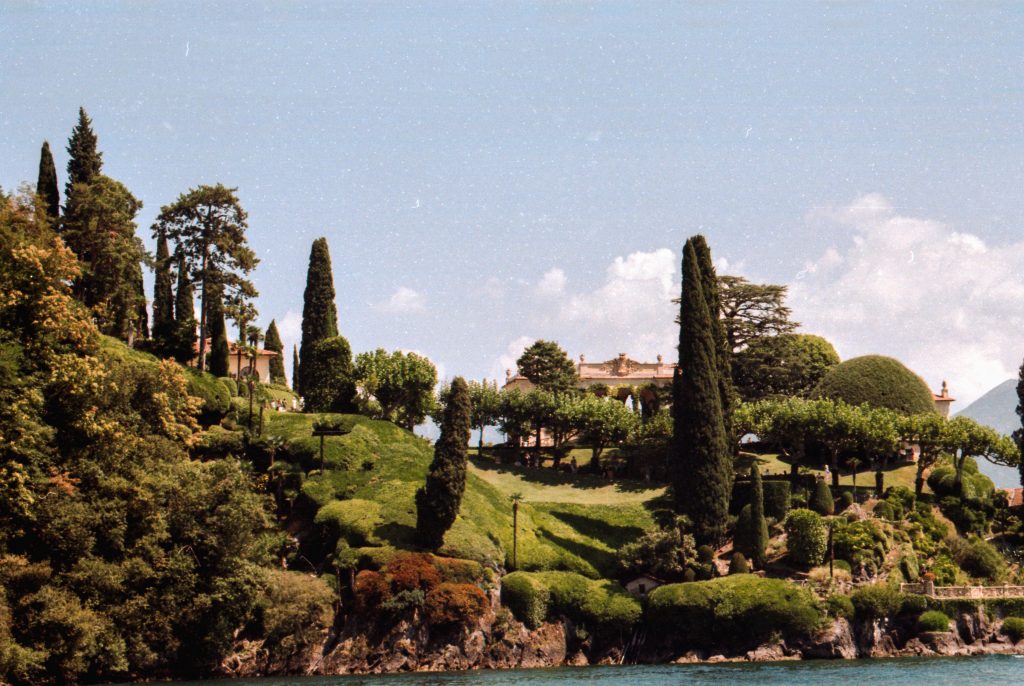 Villa del Balbianello entourée de verdure au lac Côme