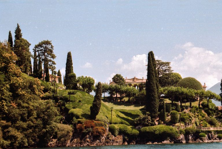 Le domaine de Georges Clooney est où exactement dans le Luberon ?